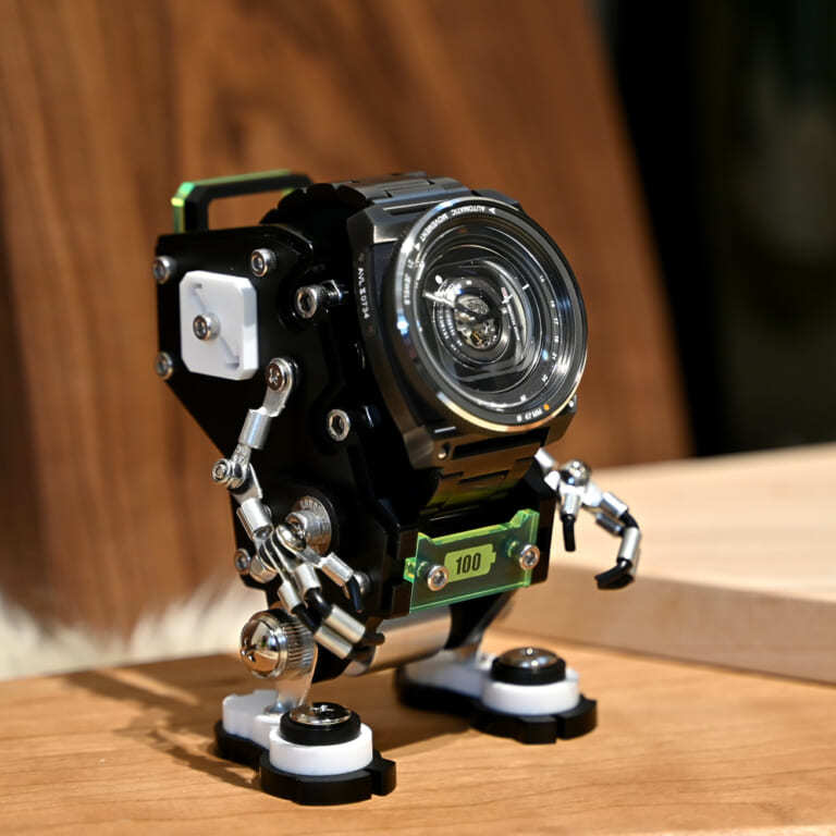 【アップルウォッチが近未来ロボットに!?】ガジェット感満載の時計スタンドが登場
