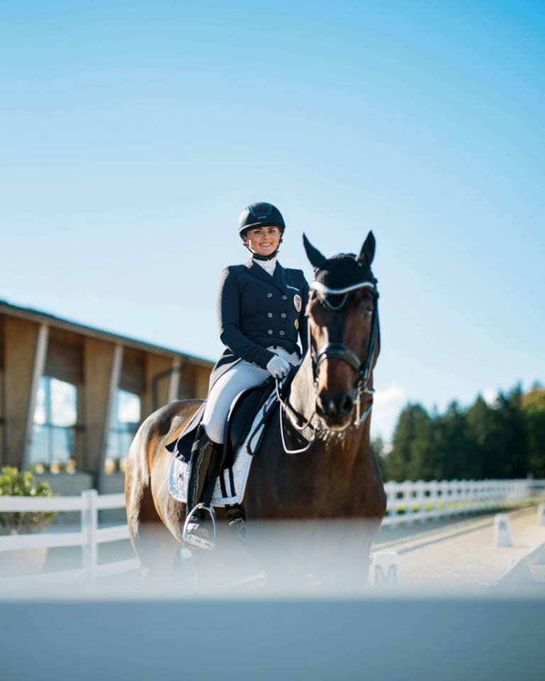 馬術競技のプロ選手、ディアナ・ポルシェの仕事、愛、そして忍耐。