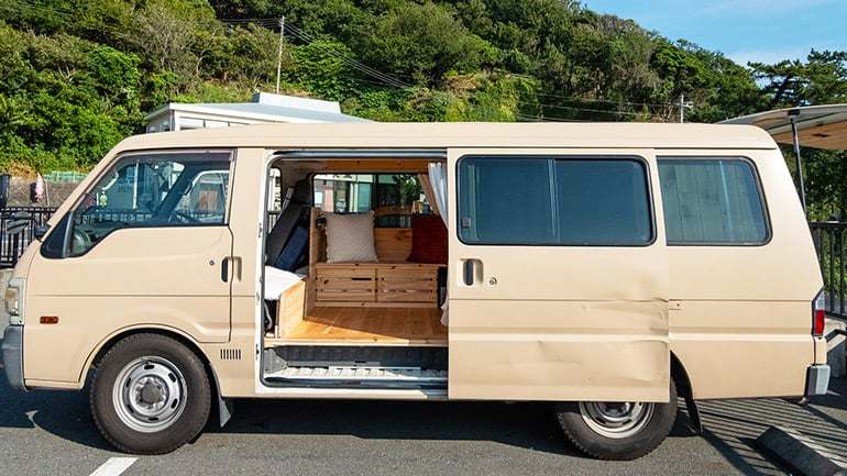 DIYした「商用バン」での車中泊、そのメリット＆デメリットとは？！