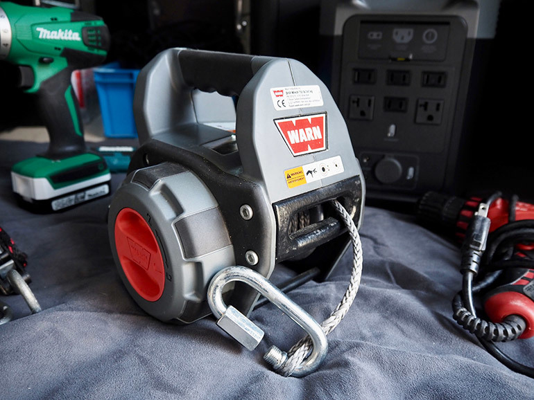 【ギックリ腰防止?】キャンピングカーの屋根に重い荷物を載せるときどうする?