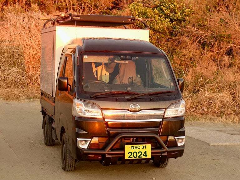 車中泊仕様の軽トラにしし狩バンパーを取り付けた