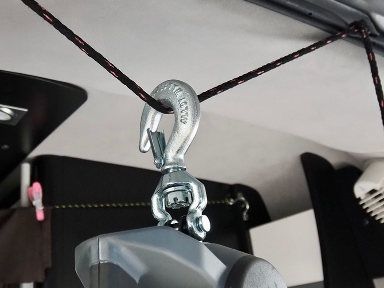 【ギックリ腰防止？】キャンピングカーの屋根に重い荷物を載せるときどうする？