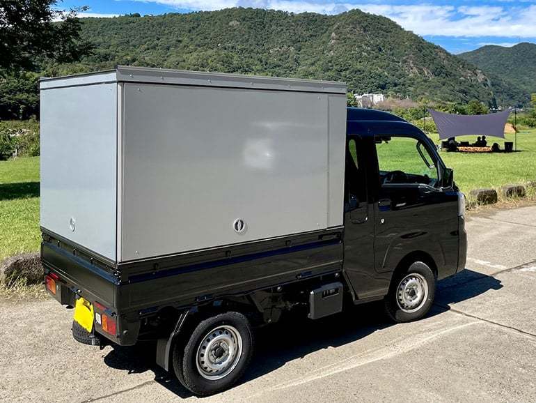 車中泊仕様の軽トラにしし狩バンパーを取り付けた
