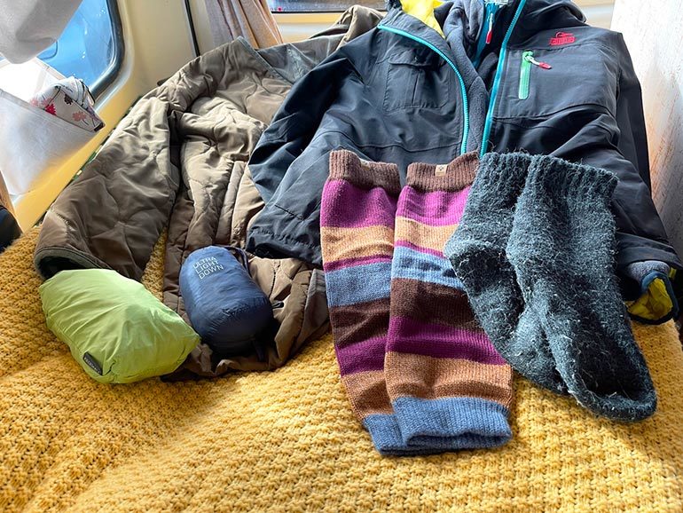 車中泊は疲れる?!ホテルのようにゆったり過ごせる車内の工夫とは?冬に持参している荷物も公開!!