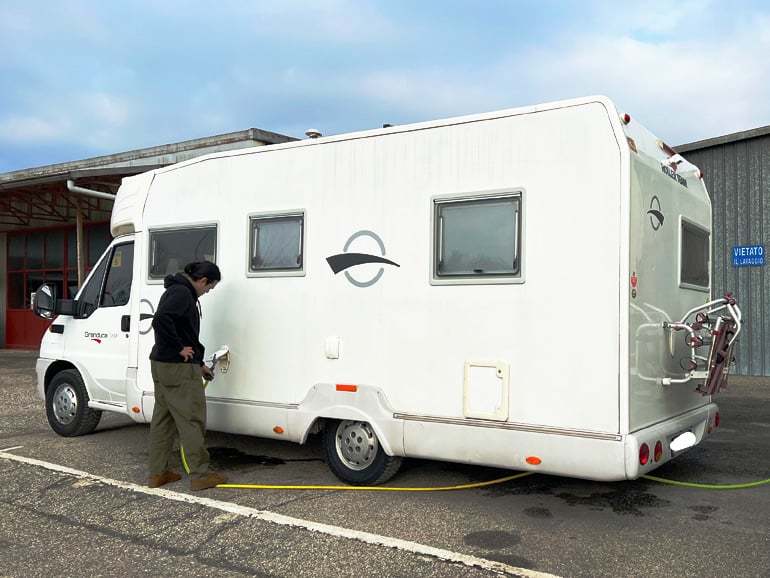 【キャンピングカーでヨーロッパ一周】準備期間4年!日本を旅立ちイタリアで中古キャンピングカー購入!