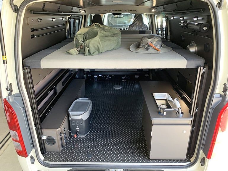 ミリタリー調の内装で人気のハイエースのキャンピングカーに8ナンバーモデルが追加!4ナンバーとどう違うのか?レクビィ ホビクル・オーバーランダーⅣ