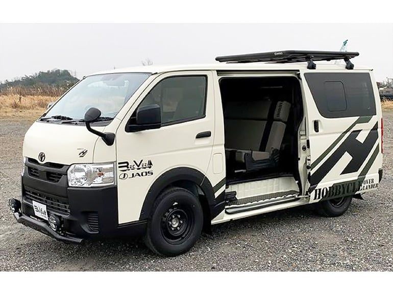 ミリタリー調の内装で人気のハイエースのキャンピングカーに8ナンバーモデルが追加!4ナンバーとどう違うのか?レクビィ ホビクル・オーバーランダーⅣ