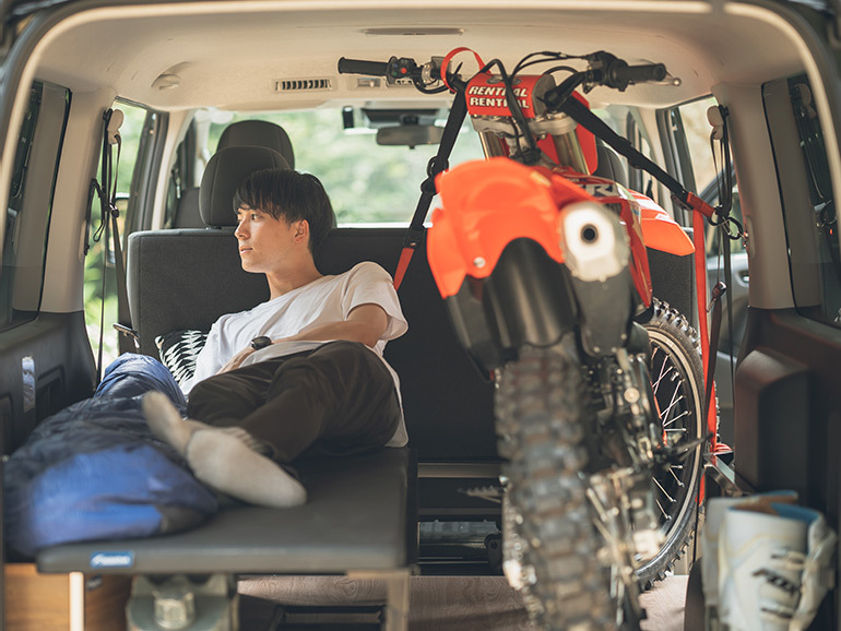 【新ブランドの車中泊ギア】オフロードバイクだって積めるタフなベッドキット! MIGRATRAL 「バン アクティビティーシリーズ」