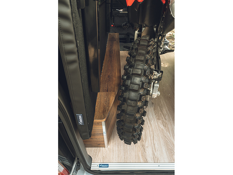 【新ブランドの車中泊ギア】オフロードバイクだって積めるタフなベッドキット! MIGRATRAL 「バン アクティビティーシリーズ」