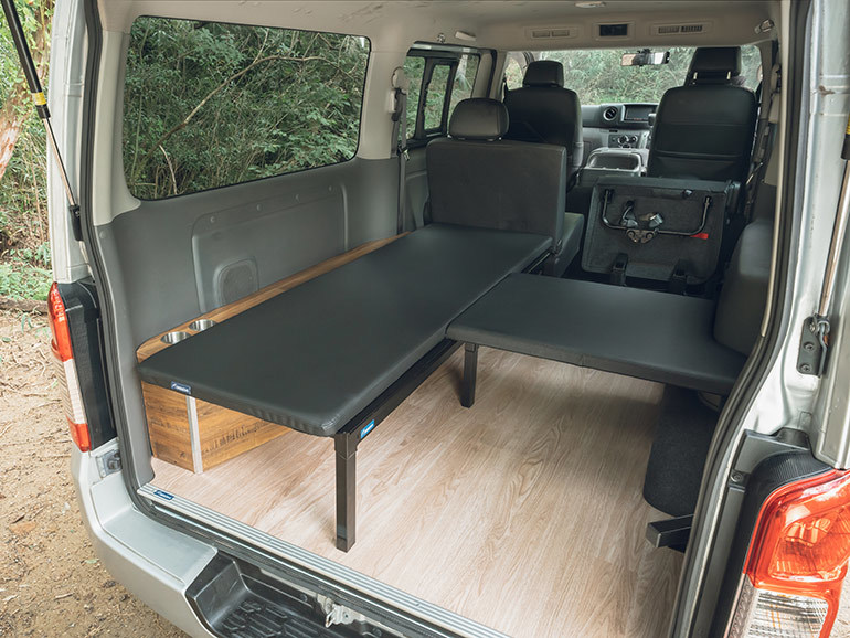 【新ブランドの車中泊ギア】オフロードバイクだって積めるタフなベッドキット! MIGRATRAL 「バン アクティビティーシリーズ」