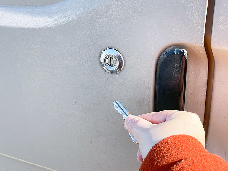 不快な「バチバチ」を回避する！おすすめの「静電気防止グッズ」と対処方法