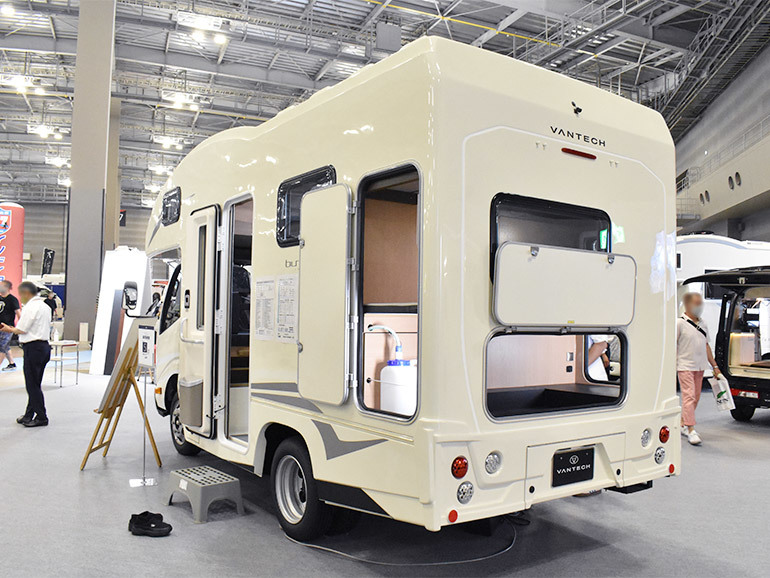 やっぱり定番レイアウトがいい?!装備を減らして価格を抑えた本格キャンピングカー!5名就寝! バンテック CORDE BUNKS S