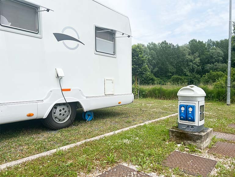 普段使ってる家電も使えるの？【長期車中泊】気になるキャンピングカーの電気事情を紹介！