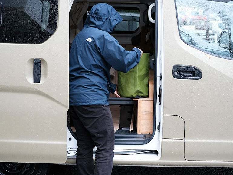 雨の車中泊であると便利なもの、車内でのおすすめの過ごし方