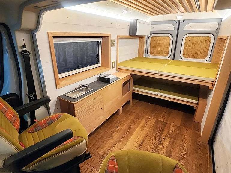 ハイエースより広いバンで旅をした！VANLIFEで体験したリアルな居住感