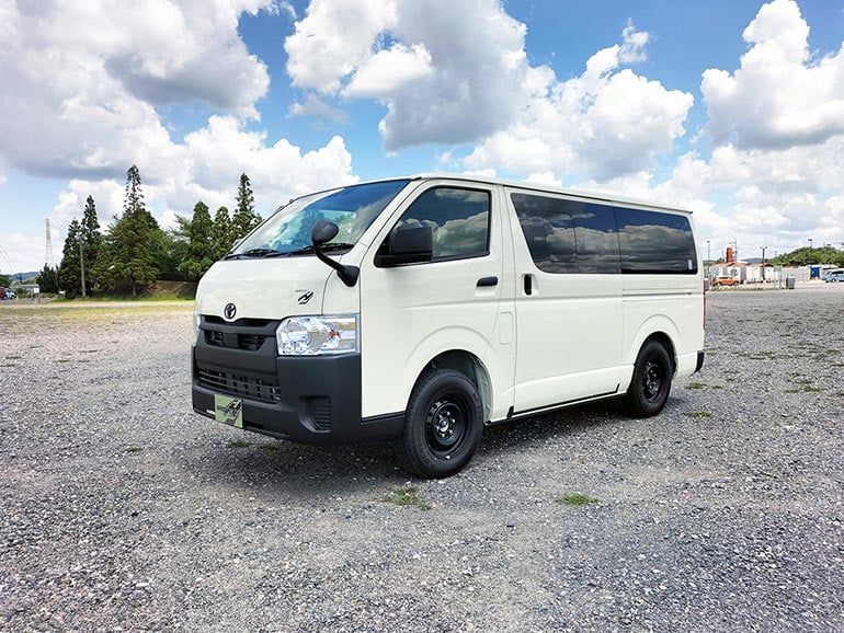 ミリタリー調の内装で人気のハイエースのキャンピングカーに8ナンバーモデルが追加!4ナンバーとどう違うのか?レクビィ ホビクル・オーバーランダーⅣ