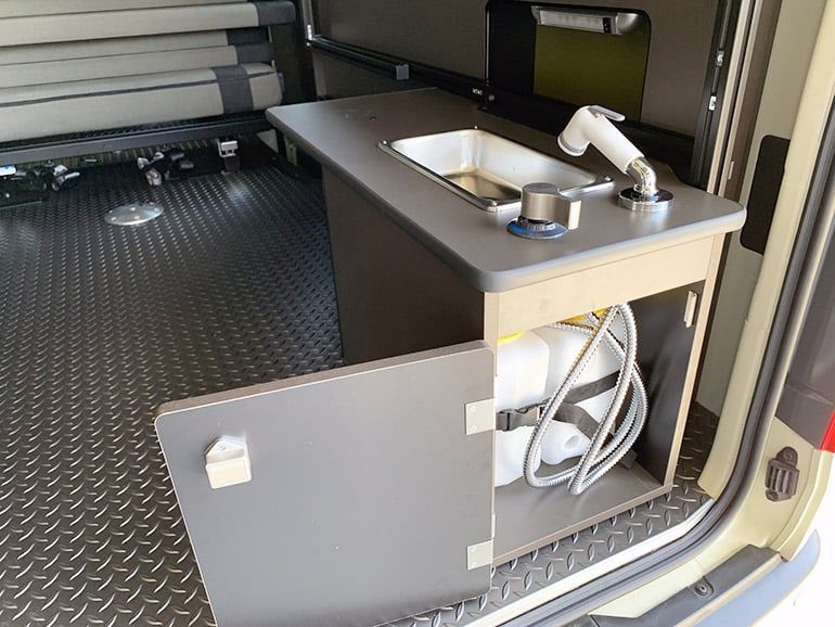 ミリタリー調の内装で人気のハイエースのキャンピングカーに8ナンバーモデルが追加!4ナンバーとどう違うのか?レクビィ ホビクル・オーバーランダーⅣ