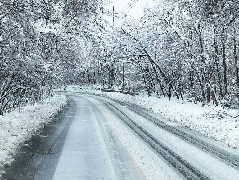 車中泊中の大雨＆大雪！「急な天候悪化」にはどう対応する？