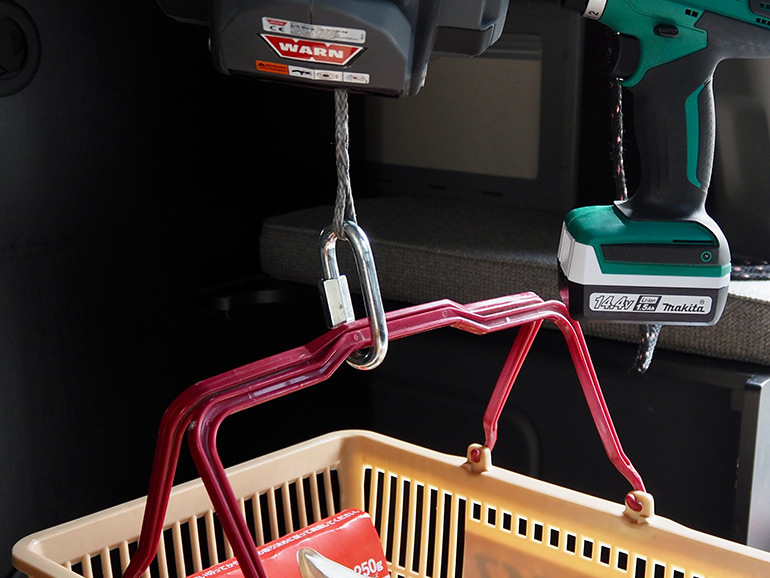 【ギックリ腰防止？】キャンピングカーの屋根に重い荷物を載せるときどうする？