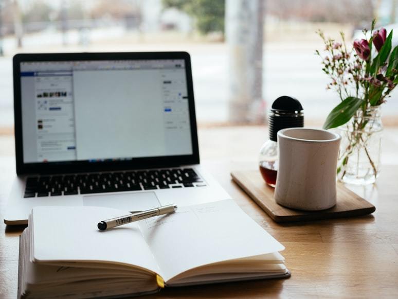 仕事が遅いのはなぜ？仕事が早い人との違いや見習いたい習慣を解説！