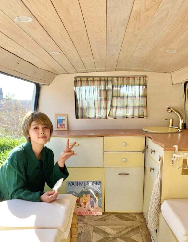 バンライフというスタイルに憧れてハイエースを購入♪自分でデザインしたキャンピングカーで旅をするクリエイティブ女子