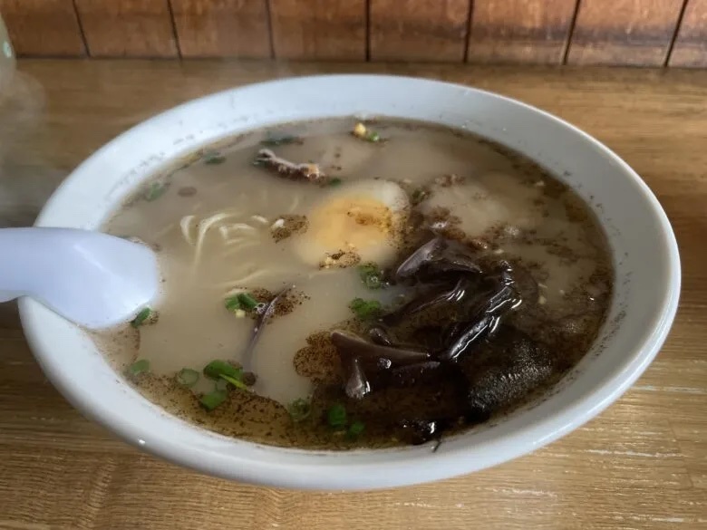 【玉名郡和水町】敢えてヴィジュアル系ラーメン屋と呼ぼう！昭和生まれにぶっ刺さるヴィジュアルの「恵比寿ラーメン」で和む