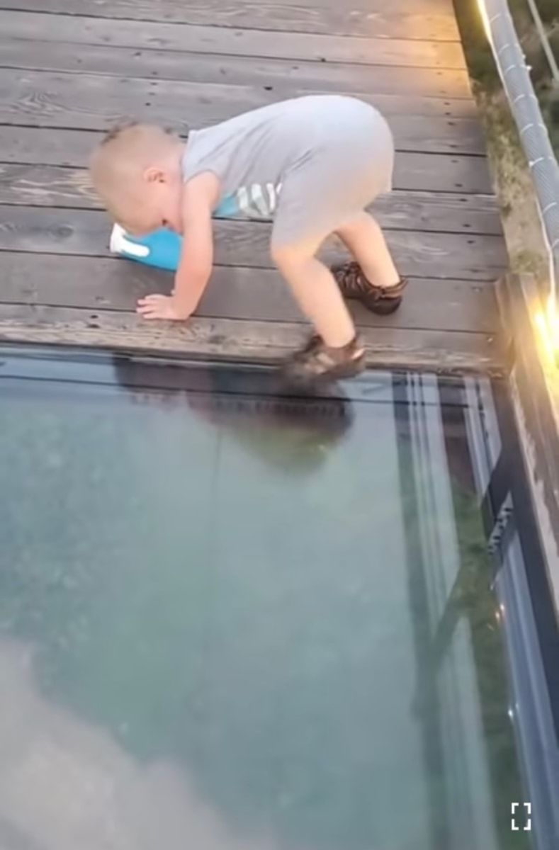 【1億再生超え】ガラス張りのつり橋を渡ろうとした男の子。慎重に足を踏み入れたが、下を見てある決断をしました
