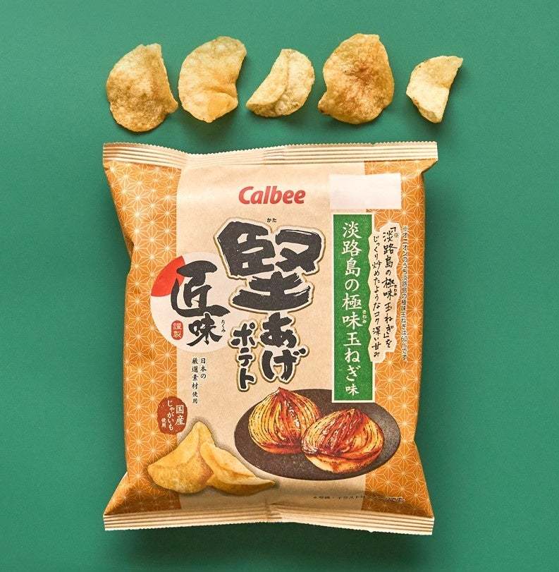 国産の厳選素材を組み合わせた贅沢な「匠味」シリーズから甘みが強いブランド玉ねぎを使用した『堅あげポテト匠味(たくみ) 淡路島の極味(きわみ)玉ねぎ味』