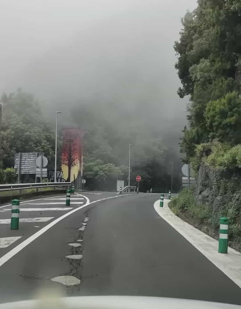 トンネルを抜けるとそこは・・。霧で霞んだ道を進む車。ところが、トンネルを通過すると、そこには別世界が広がっていました！！【海外・動画】