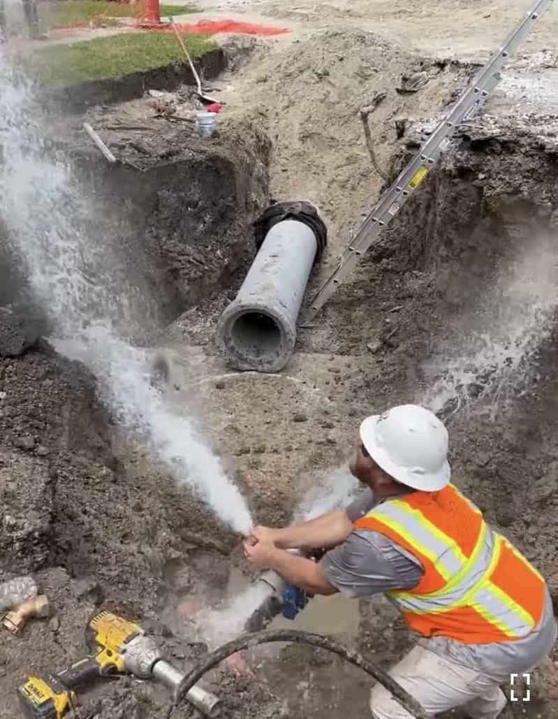 水道管工事の見事な手際に見とれちゃう！水道管から噴き出す高圧の水をわずか1分で止める職人技がスゴすぎる！！【アメリカ・動画】