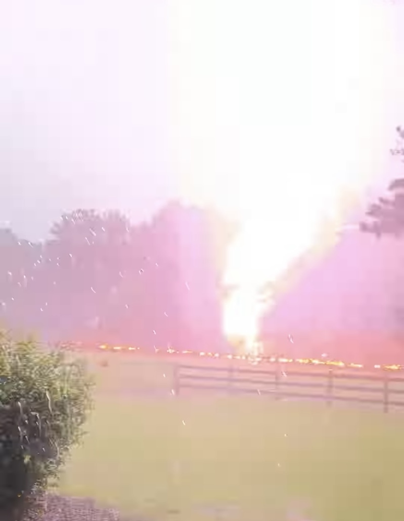 【衝撃映像】馬牧場の電気柵に雷が直撃!!!一瞬にして電気柵は爆発し煙を上げた!【アメリカ・動画】
