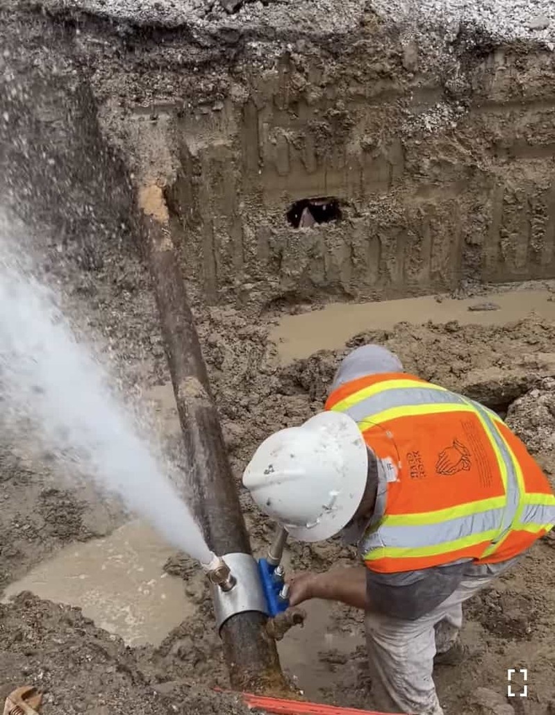 水道管工事の見事な手際に見とれちゃう！水道管から噴き出す高圧の水をわずか1分で止める職人技がスゴすぎる！！【アメリカ・動画】