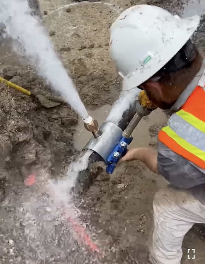 水道管工事の見事な手際に見とれちゃう！水道管から噴き出す高圧の水をわずか1分で止める職人技がスゴすぎる！！【アメリカ・動画】