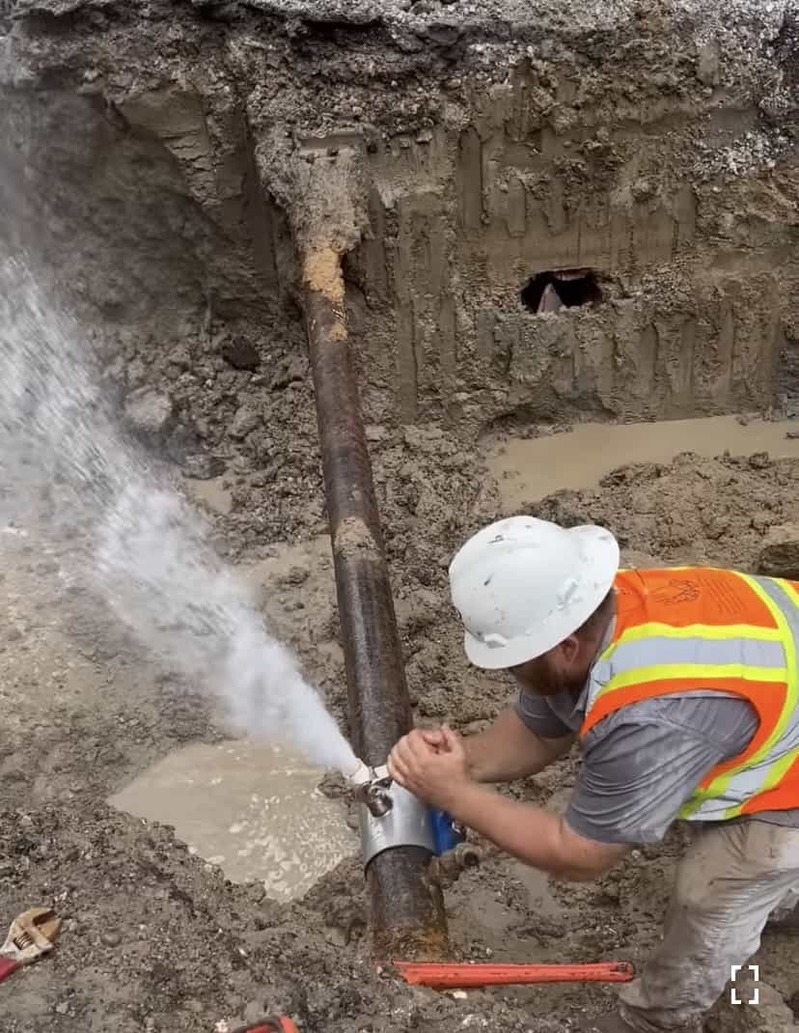 水道管工事の見事な手際に見とれちゃう！水道管から噴き出す高圧の水をわずか1分で止める職人技がスゴすぎる！！【アメリカ・動画】