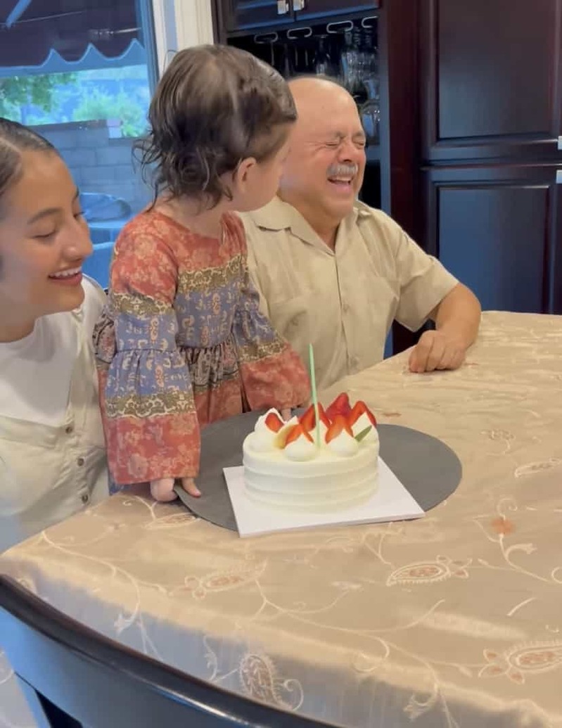 それはおじいちゃんのなの・・。バースデーケーキを「これは私の！」と言わんばかりの動きを見せる女の子が微笑ましい【アメリカ・動画】