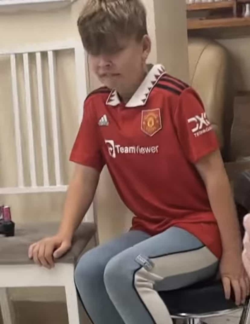 「ママ何やってるの?!信じられない!」お母さんにおかしなものでも見る目を向ける男の子。その時お母さんは何を行っていた?【海外・動画】