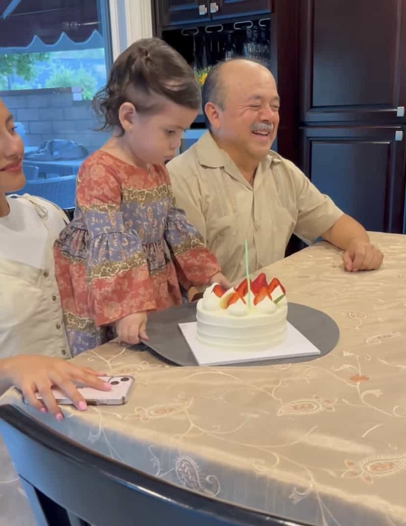 それはおじいちゃんのなの・・。バースデーケーキを「これは私の！」と言わんばかりの動きを見せる女の子が微笑ましい【アメリカ・動画】