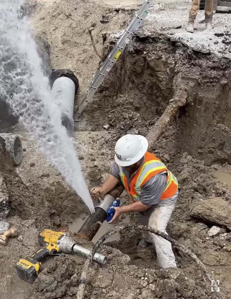 水道管工事の見事な手際に見とれちゃう！水道管から噴き出す高圧の水をわずか1分で止める職人技がスゴすぎる！！【アメリカ・動画】