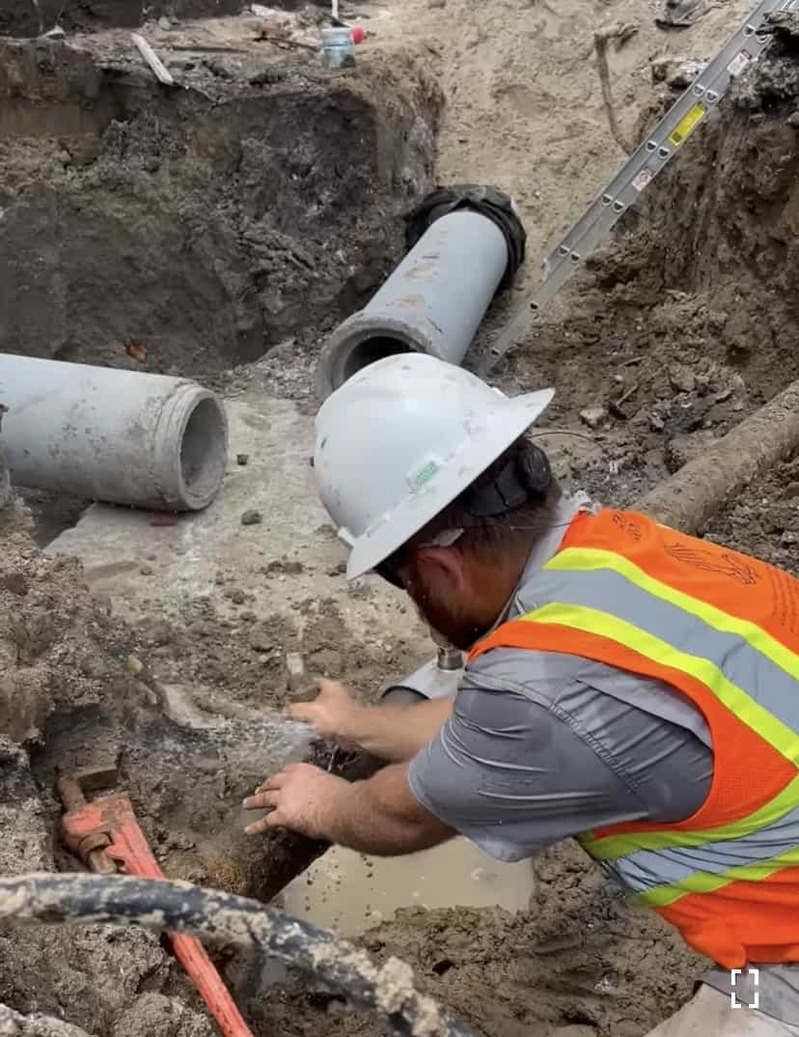 水道管工事の見事な手際に見とれちゃう！水道管から噴き出す高圧の水をわずか1分で止める職人技がスゴすぎる！！【アメリカ・動画】