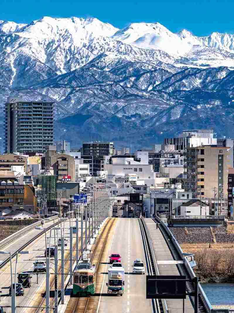 冬の立山連峰を背景にしたとある『奇跡のツーショット』が話題に！！「カラーリングが同じ」「並びが運命的」