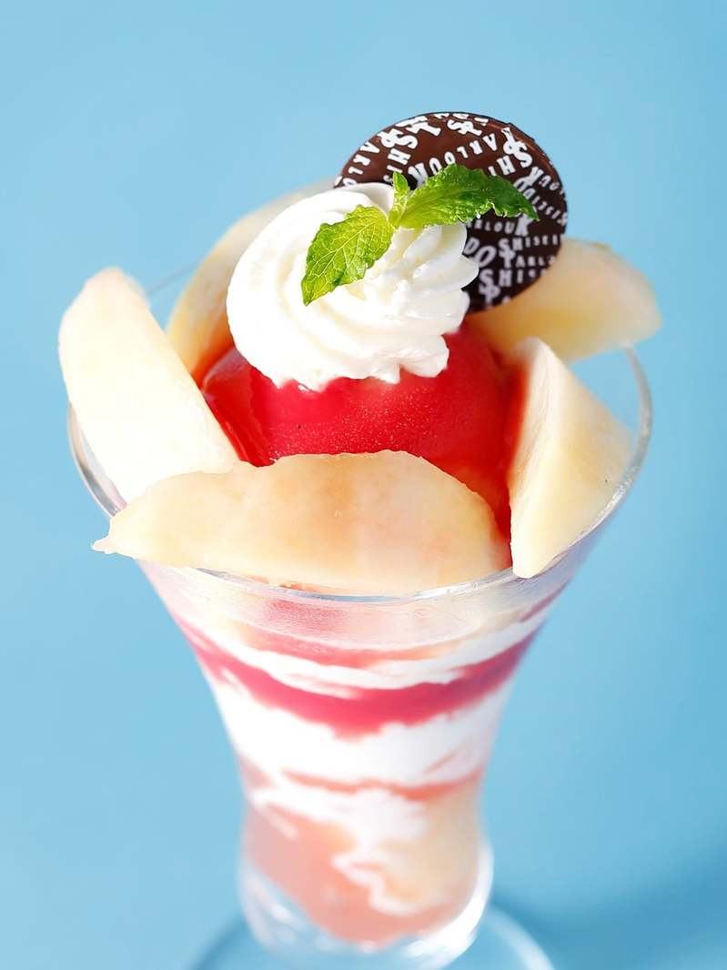 「資生堂パーラー サロン・ド・カフェ ラゾーナ川崎店」で夏のフルーツを贅沢に『真夏のパフェフェア第1弾』と季節のアシェットデセールが登場