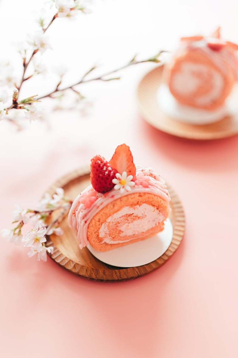 【SNSで話題の「雲ノ茶カフェ」が、苺と桜をテーマにした新作スイーツを販売開始】桜の季節を迎え、多くの観光客が訪れる京都で店舗ごとに春色スイーツが期間限定で登場