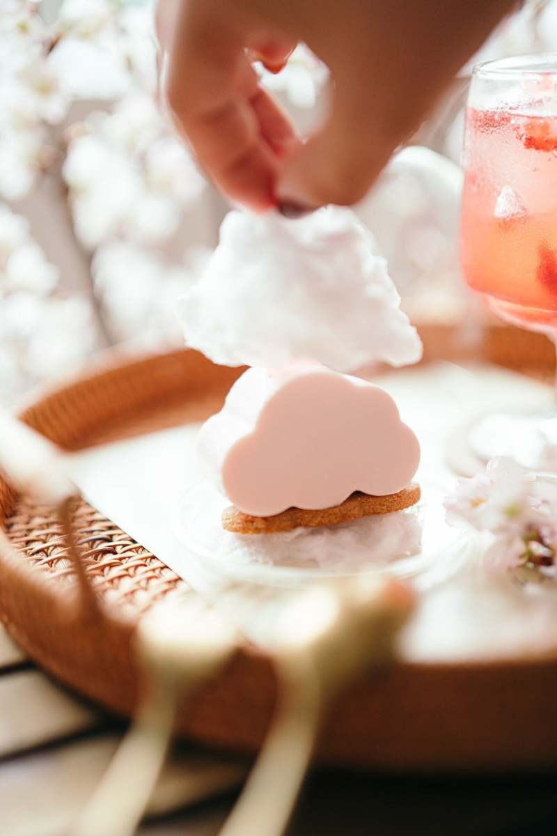 【SNSで話題の「雲ノ茶カフェ」が、苺と桜をテーマにした新作スイーツを販売開始】桜の季節を迎え、多くの観光客が訪れる京都で店舗ごとに春色スイーツが期間限定で登場