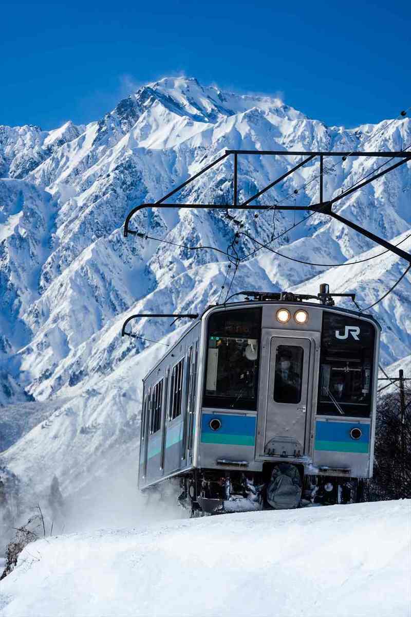 「白馬村の本気の雪晴れ」列車が雪景色の中を進む迫力満点の美しい写真が話題に！