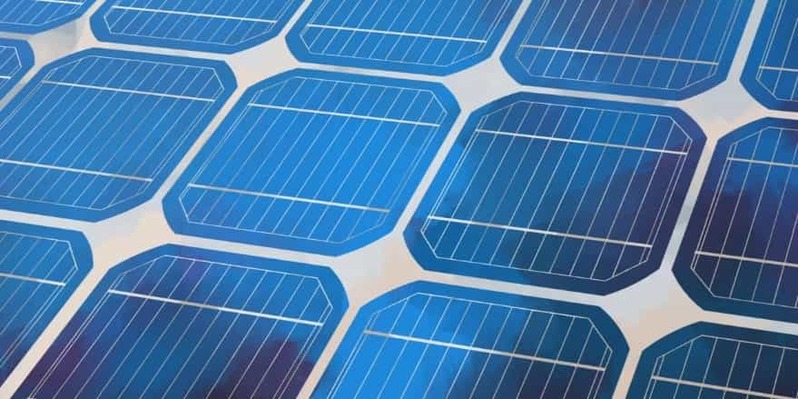 意外と知らない「ソーラーパネルの仕組み」 太陽光はどうやって電気に変換されているのか？