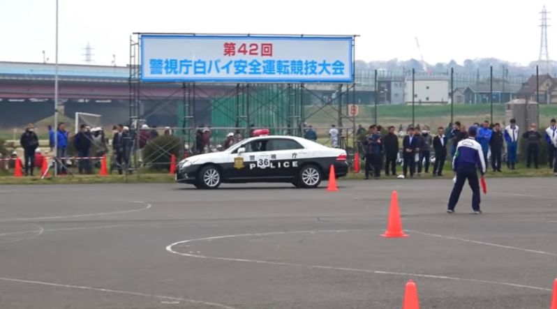 【2000万再生オーバー】交通機動隊パトカーのドライビングテクニックが圧巻!こんなの出来ひんやん普通!