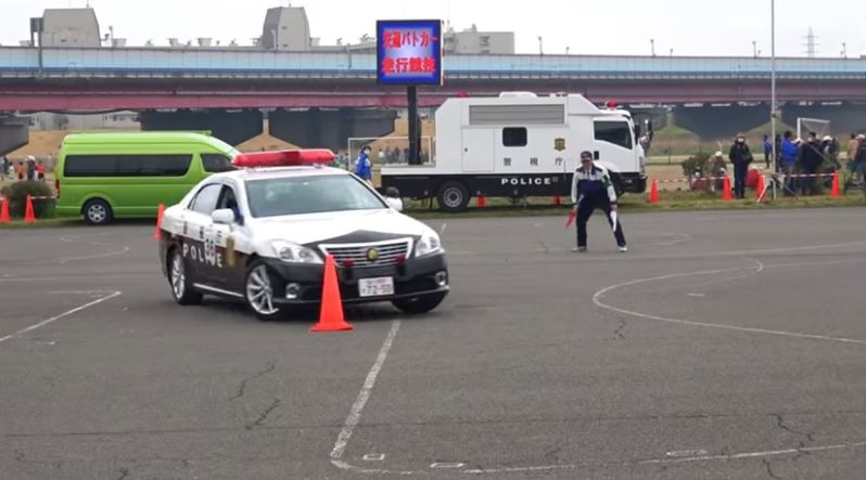 【2000万再生オーバー】交通機動隊パトカーのドライビングテクニックが圧巻!こんなの出来ひんやん普通!
