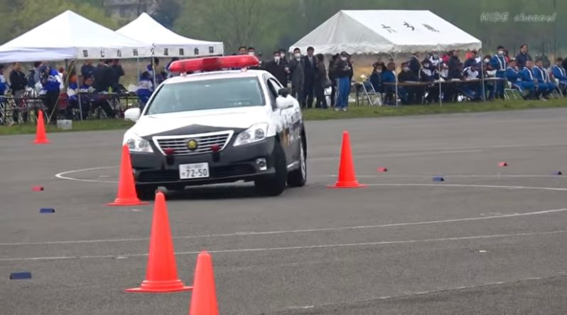 【2000万再生オーバー】交通機動隊パトカーのドライビングテクニックが圧巻!こんなの出来ひんやん普通!