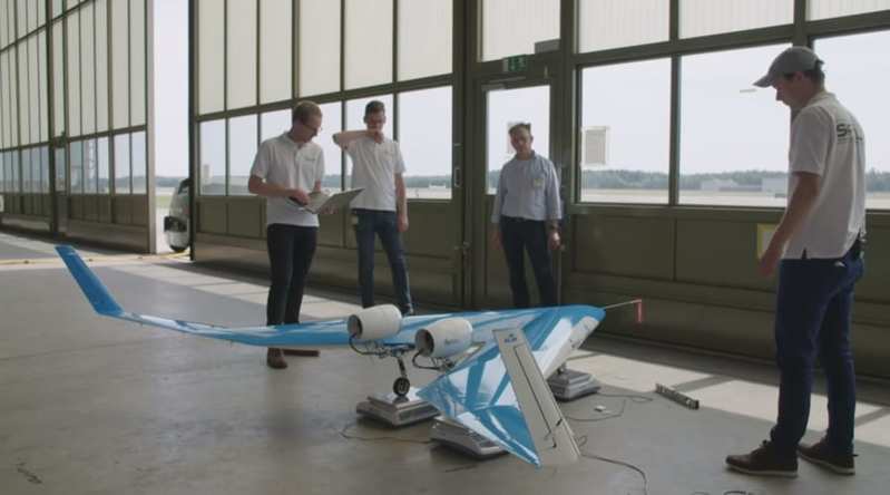 翼に旅客を乗せる「V字型飛行機」のスケールモデル飛行テストが成功！