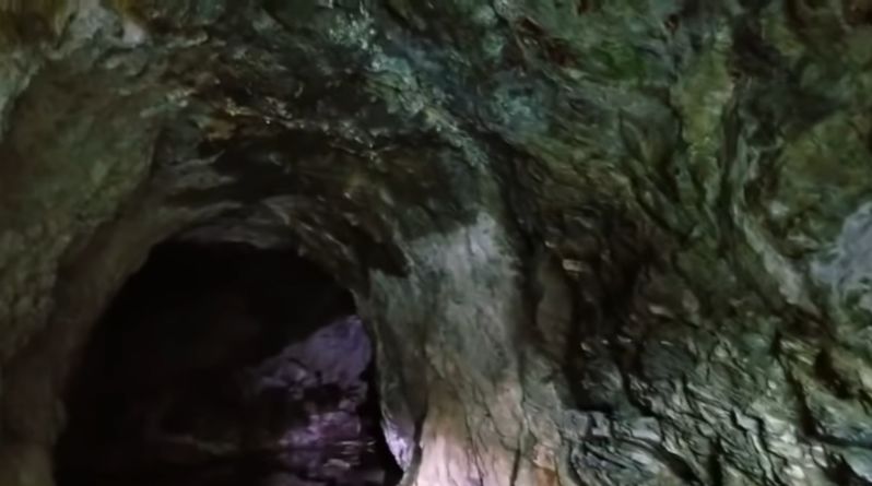 ヘタすりゃ死ぬ！！ハイキング中に見つけた洞窟に入って発見したものとは！？皆さんは真似しないでください